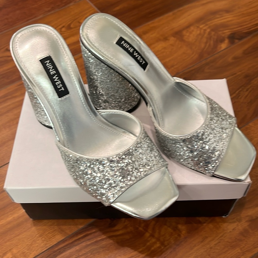 New Nine West Silver Glitter Slide Heel, Size 6, New in Box!